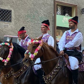 Cavalieri in vestito tradizionale e cavalli inghirlandati