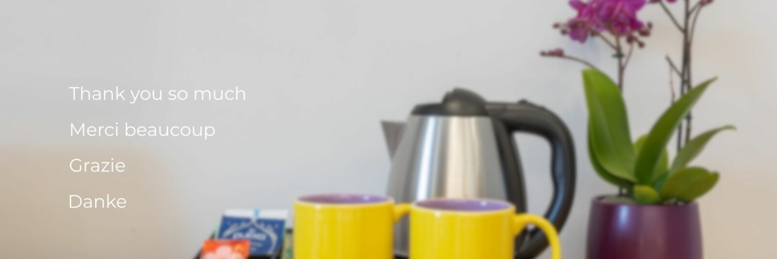 scrivania in legno con angolo tisane, fiori, e ringraziamenti per le recensioni