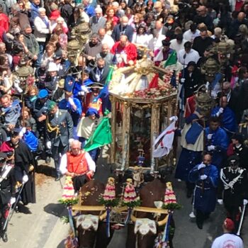 Il carro di Sant'Efisio trainato da buoi sfila in processione per le vie di Stampace, Cagliari.