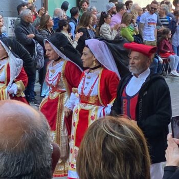 I rosso e l'oro protagonistoidi alcuni vestiti tradizionali della Sardegna