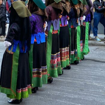 un'esplosione di colori negli antichi vestiti sardi durante la processione di Sant'Efisio