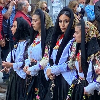 Sfilata di Sant'Efisio, I vestiti tradizionali, i broccati e i gioielli