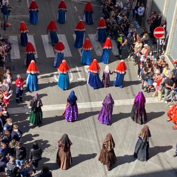 I magnifici colori dei vestiti sardi, illuminati dal sole