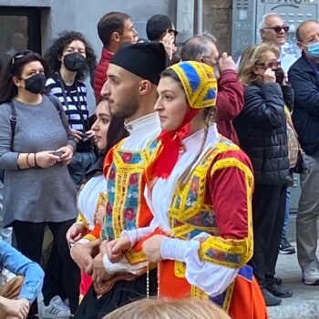 Coppia in costume tradizionale sardo